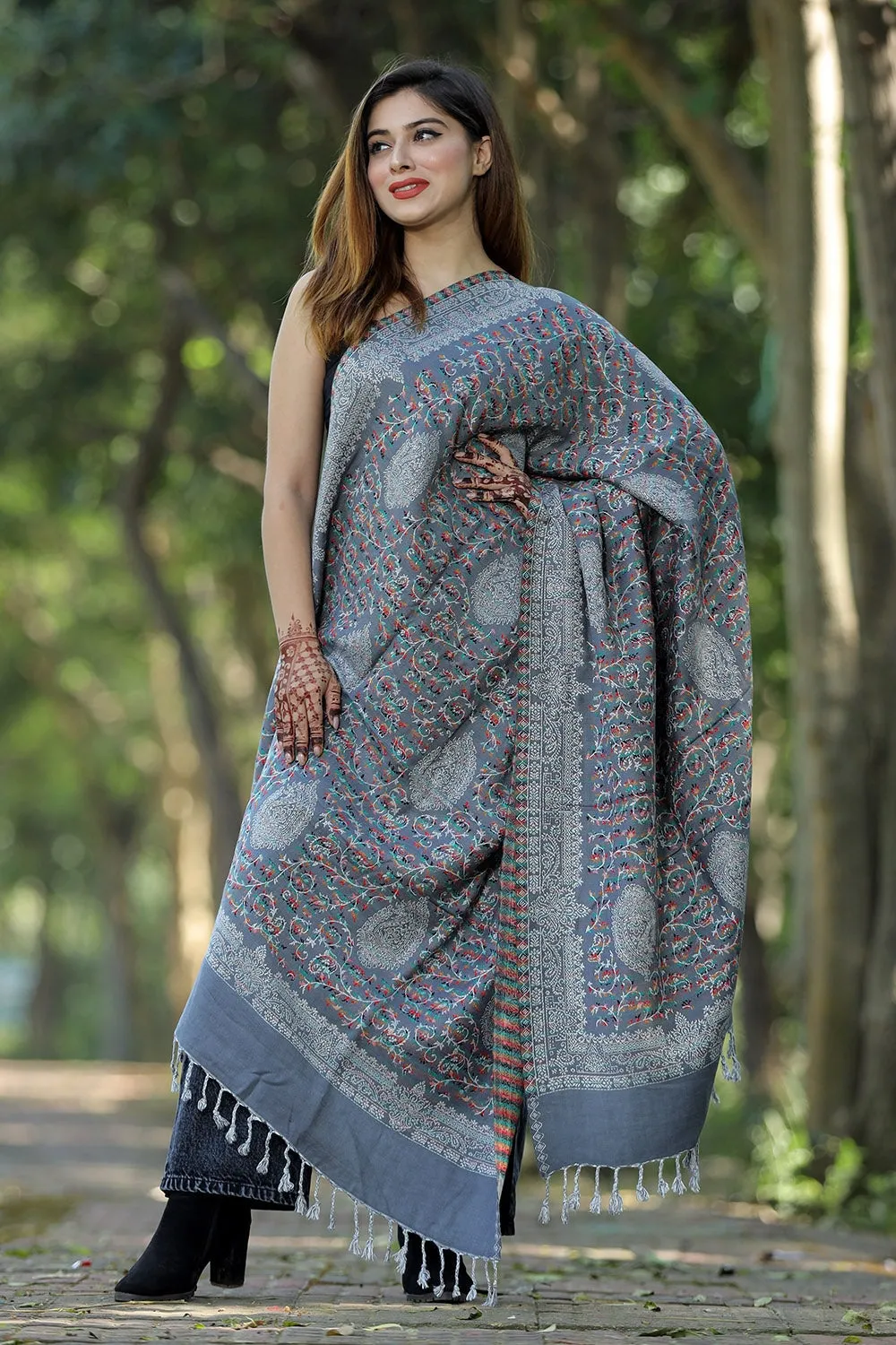 GREY COLOUR KANI SHAWL WORK DEFINES ROYAL AND LUXURIOUS EXTREMELY COMFORTABLE FOR ALL EVENTS