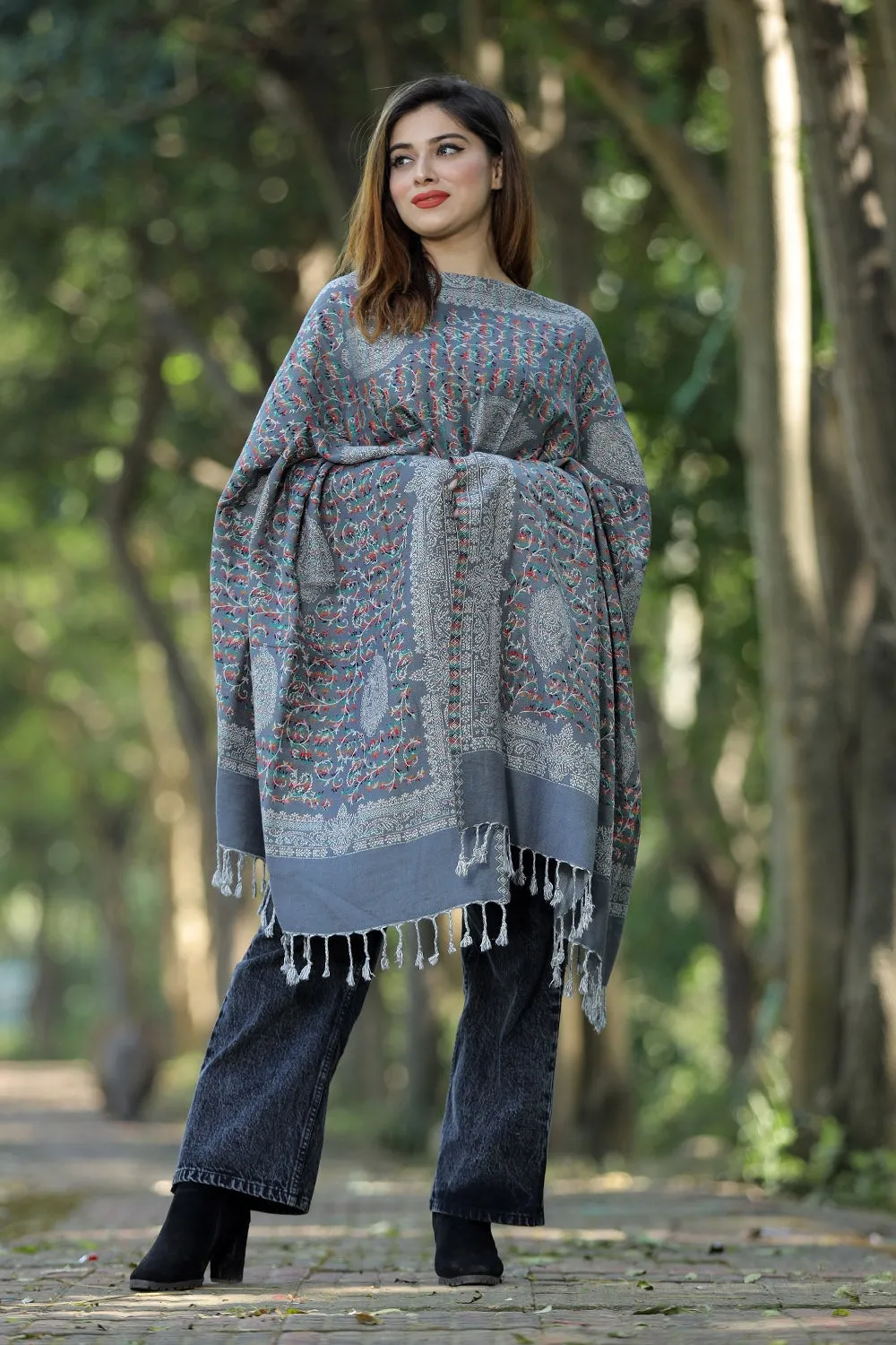 GREY COLOUR KANI SHAWL WORK DEFINES ROYAL AND LUXURIOUS EXTREMELY COMFORTABLE FOR ALL EVENTS